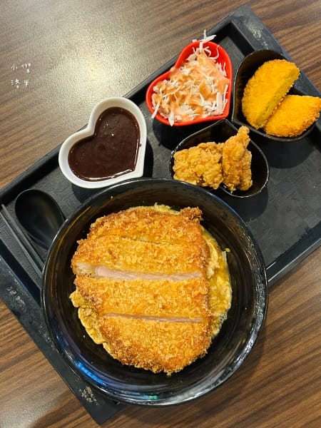 《美食》新丼-四訪｜無敵巧克力豬排丼 熔岩咖哩炸雞丼 你敢挑