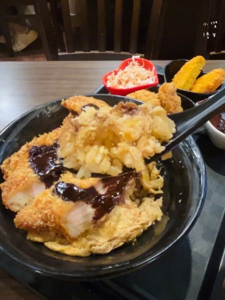 《美食》新丼-四訪｜無敵巧克力豬排丼 熔岩咖哩炸雞丼 你敢挑