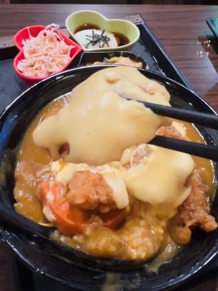 《美食》新丼-四訪｜無敵巧克力豬排丼 熔岩咖哩炸雞丼 你敢挑