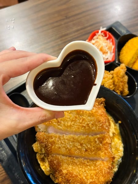 《美食》新丼-四訪｜無敵巧克力豬排丼 熔岩咖哩炸雞丼 你敢挑