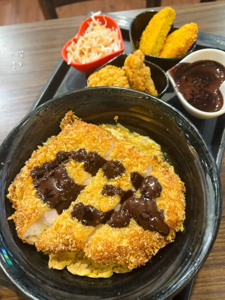 《美食》新丼-四訪｜無敵巧克力豬排丼 熔岩咖哩炸雞丼 你敢挑