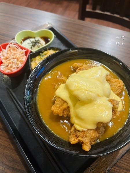 《美食》新丼-四訪｜無敵巧克力豬排丼 熔岩咖哩炸雞丼 你敢挑