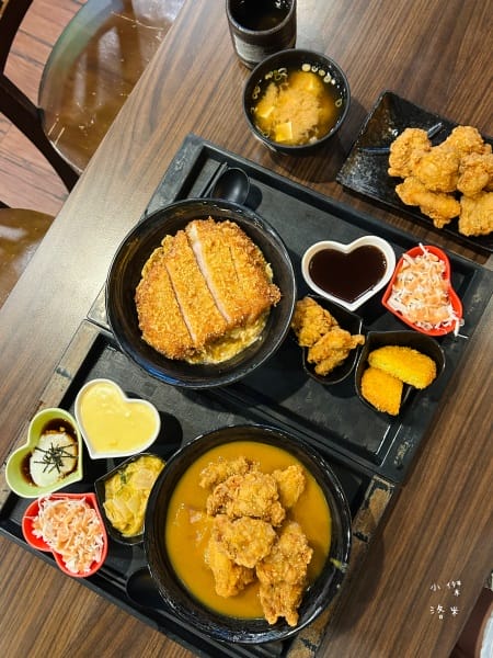《美食》新丼-四訪｜無敵巧克力豬排丼 熔岩咖哩炸雞丼 你敢挑