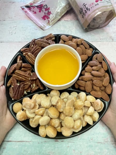 《美食》梅子媽媽手工料理｜棗泥夏威夷果糕 X 手工鹽炒多口味