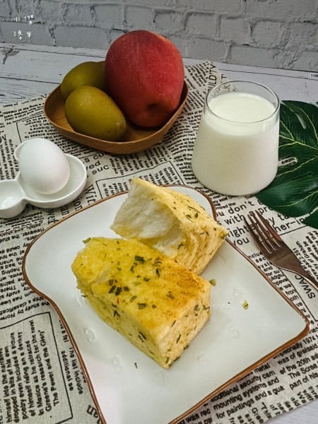 《美食》 蛋就醬時尚輕食｜垂涎含淚香蒜奶油金磚 外酥內嫩 香