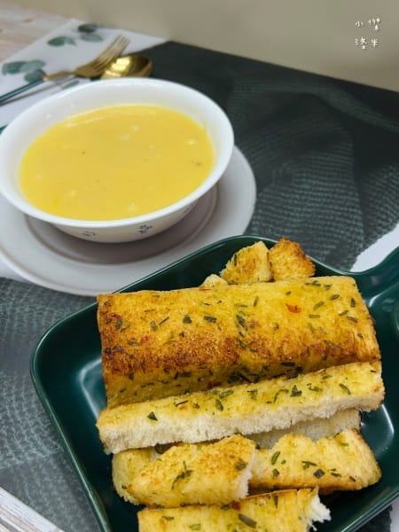 《美食》 蛋就醬時尚輕食｜垂涎含淚香蒜奶油金磚 外酥內嫩 香