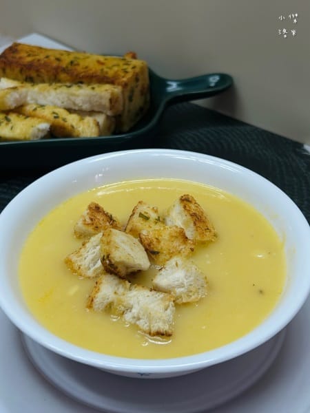 《美食》 蛋就醬時尚輕食｜垂涎含淚香蒜奶油金磚 外酥內嫩 香