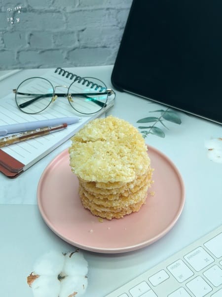 《美食》 一口鍋鍋粑脆餅｜酥脆餅乾分享 來一片米製脆餅 香到