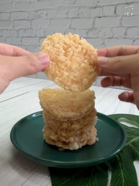 《美食》 一口鍋鍋粑脆餅｜酥脆餅乾分享 來一片米製脆餅 香到