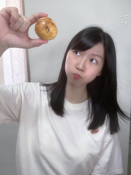 法布甜蛋黃酥-人物手拿月餅擺拍