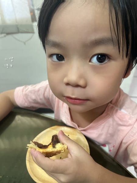 法布甜蛋黃酥-小孩試吃擺拍
