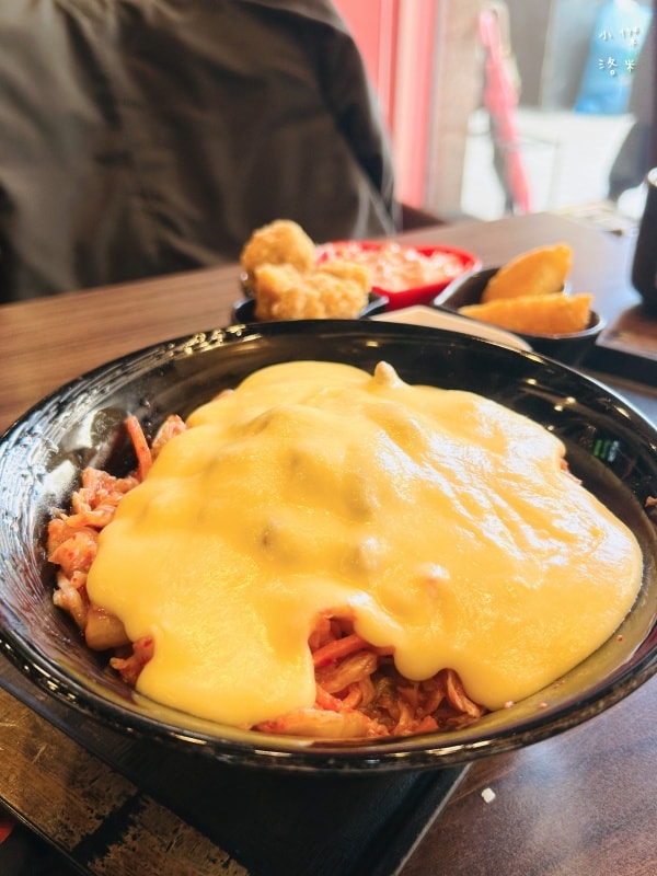 《美食》新丼|超殺優惠 不好吃賠一百 起司瀑布 超厚豬排吃不膩 台北丼飯推薦 2026中山站美食 - 第13張圖 《美食》新丼|超殺優惠 不好吃賠一百 起司瀑布 超厚豬排吃不膩 台北丼飯推薦 2026中山站美食